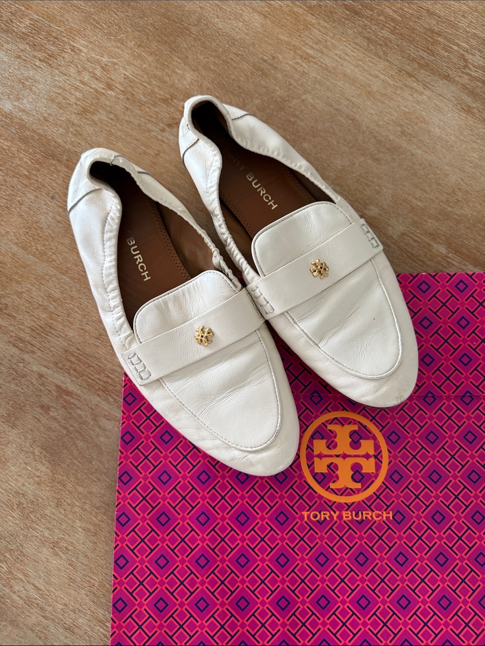 Tory Burch Logo Cream Leather Ballet Driving Loafers Gold Logo Sz 7.5